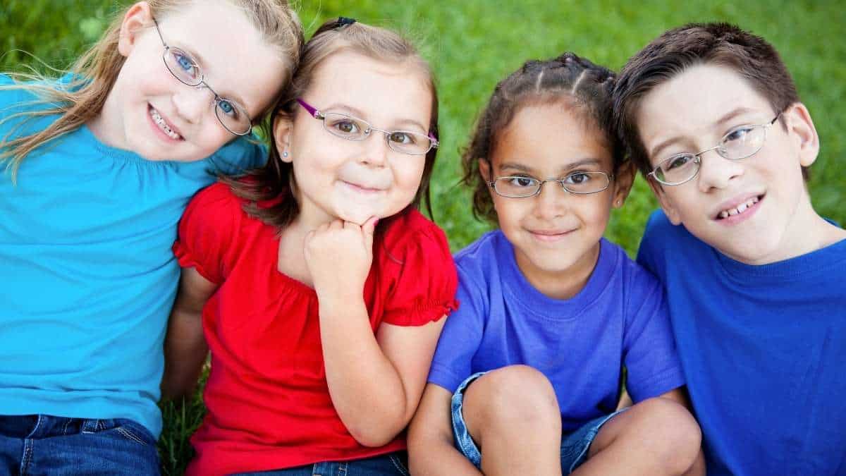 Como incentivar as crianças a usarem óculos corretamente
