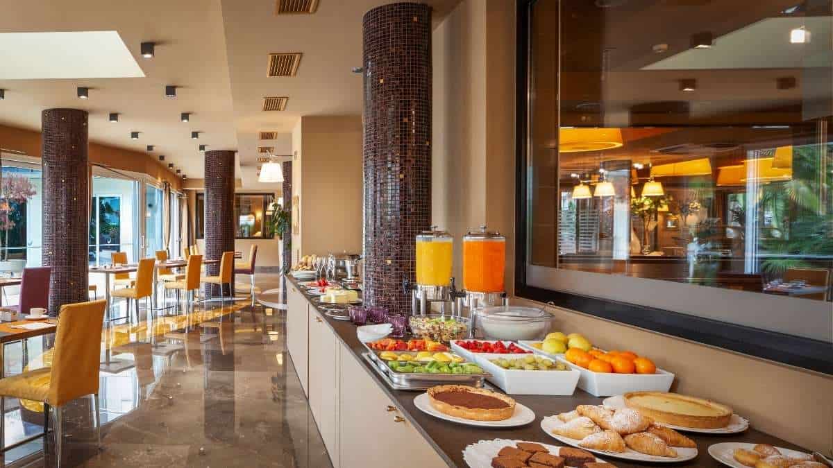Quais são as vantagens de escolher um hotel com café da manhã