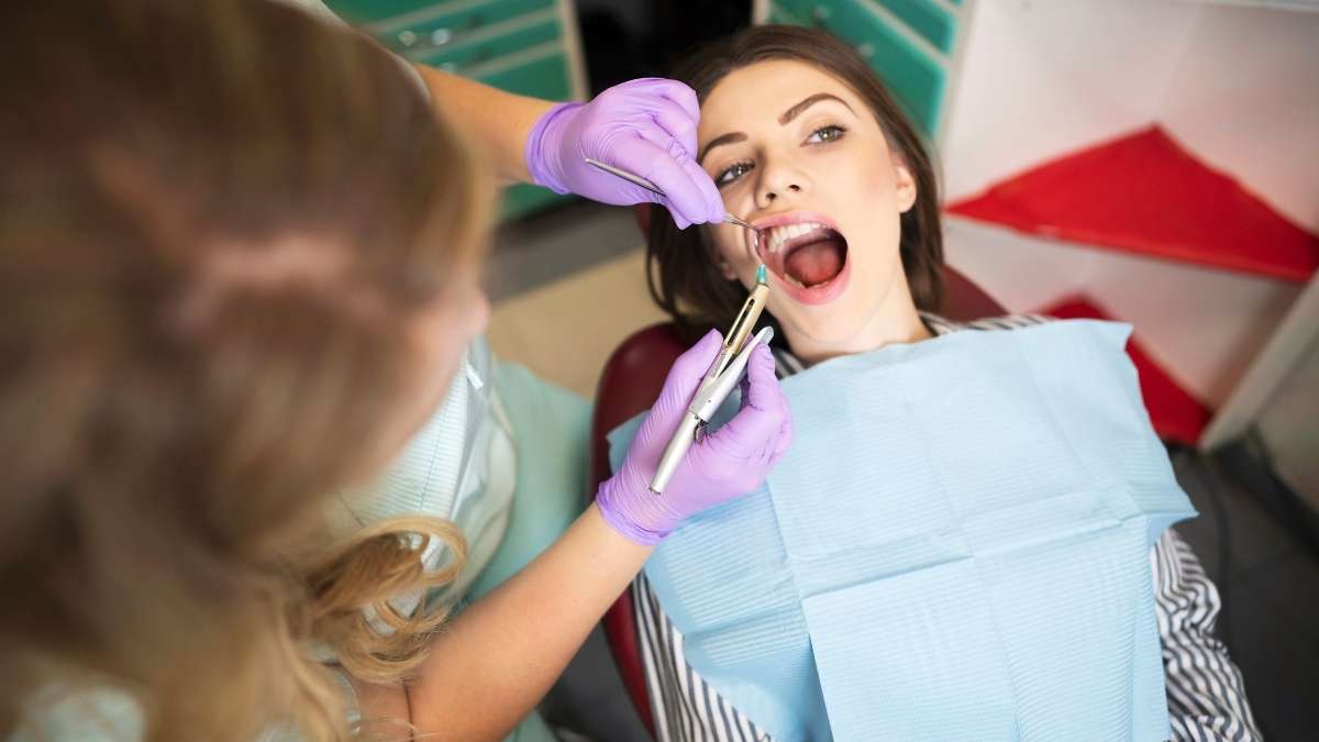 Como a higiene bucal pode prevenir problemas na língua