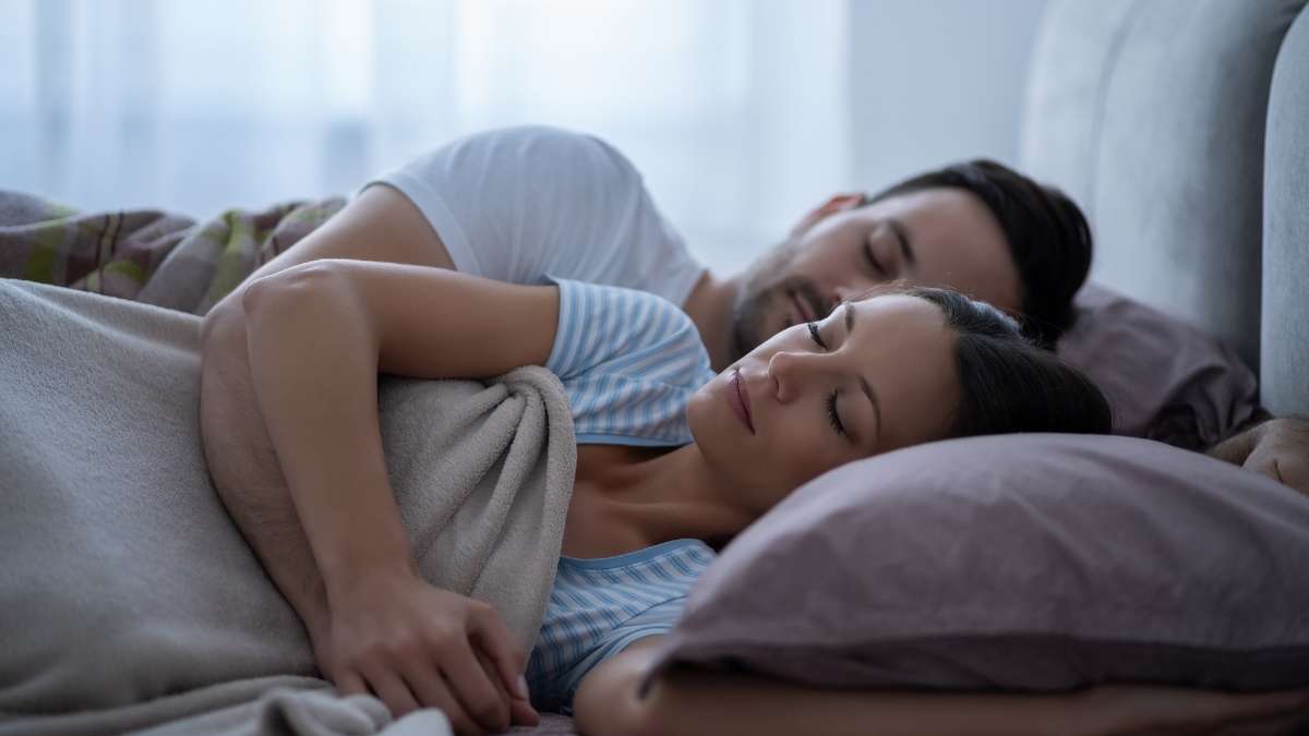 Dormir com outra pessoa pode melhorar o sono 